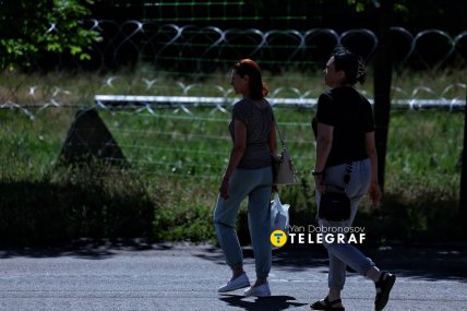 Мешканки Краматорську йдуть у своїх справах