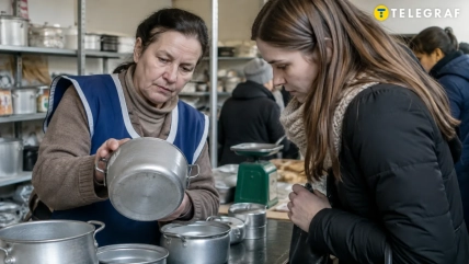 Продавщица показывает женщине металлическую кастрюлю в магазине посуды