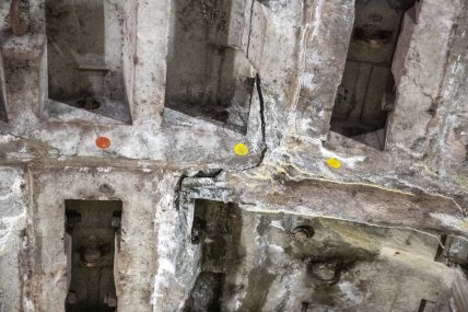 Тріщини конструкції перегону на синій гілці