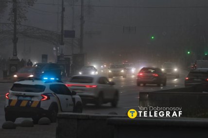 Улицы города освещают только фары автомобилей