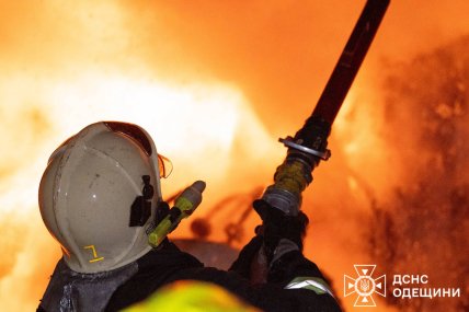 Пожар из-за удара РФ по Одессе 13.12.2025