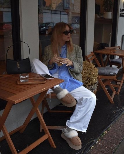 голубая рубашка на девушке