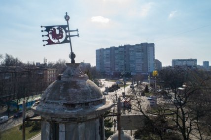 Флюгер на куполе здания ресторана "Старая башня", 2018 год