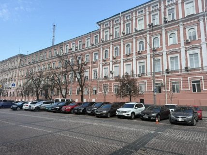 У Володимирському проїзді водії паркують свої авто у два ряди