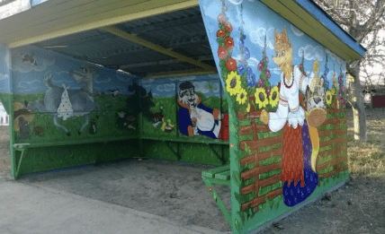 Розмалювана зупинка в Черкаській області