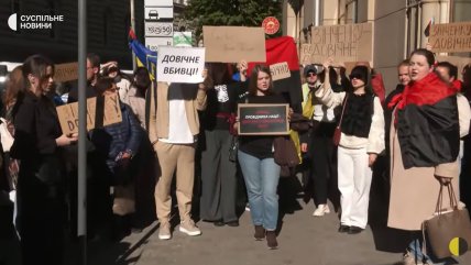 Люди біля будівлі суду. Фото: Суспільне Новини