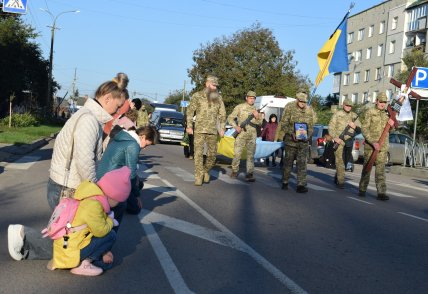 Виталия встречали живым коридором