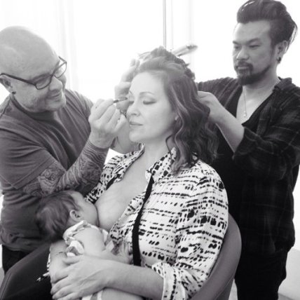 Звездный Instagram: Алиса Милано совмещает работу и грудное вскармливание - изображение №1