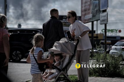 Люди з дітьми на місці атаки. Ян Доброносов "Телеграф"