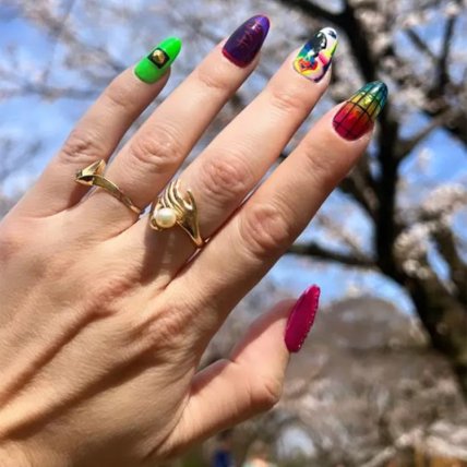 Яскравий манікюр