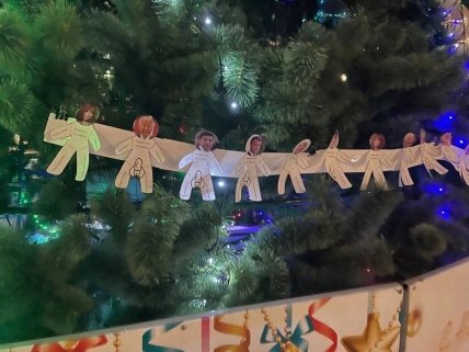 Елка с лицами Зеленского, Байдена, Макрона, Пугачевой, Галкина в Твери на россии