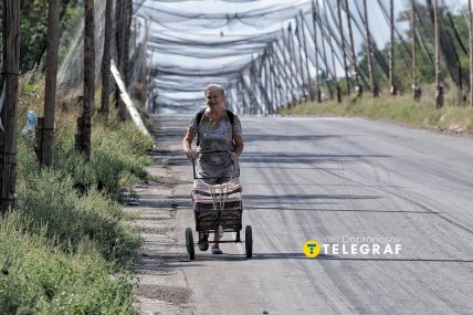 Місцеві жителі пересуваються пішки. Фото: Ян Доброносов "Телеграф"