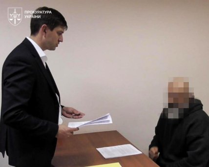 Оголошення підозри одному з підозрюваних