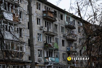 Через російську атаку 23 грудня пошкоджено 5-поверхівку у Києві