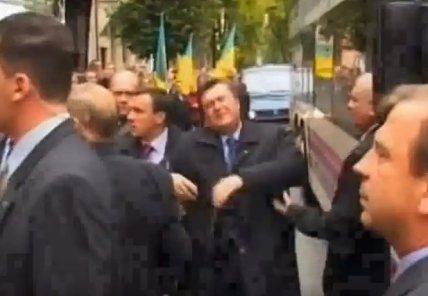 В Виктора Януковича бросили яйцо