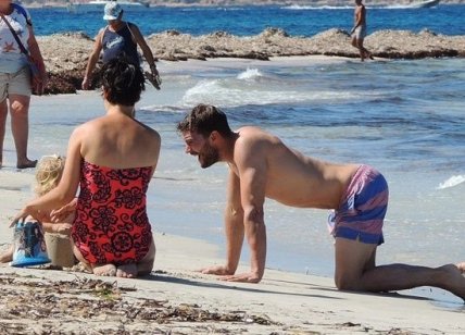 Как отдыхал Джейми Дорнан со своей семьей на испанском курорте