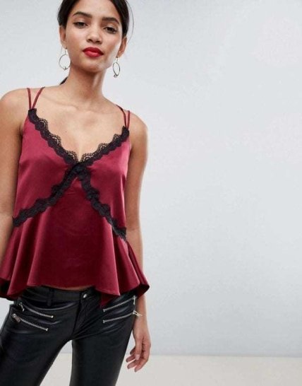 На тонких бретелях