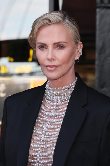 Шарліз Терон у прозорому топі