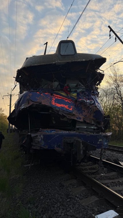 Поїзд та автокран зіткнулися на Львівщині 1.05.2026