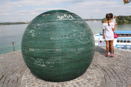 Пошкоджена куля бажань у Дніпрі