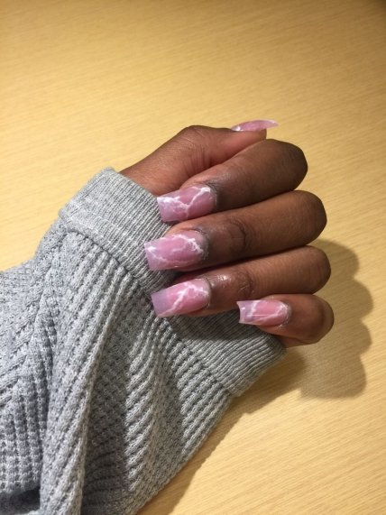 Мраморный маникюр розового цвета