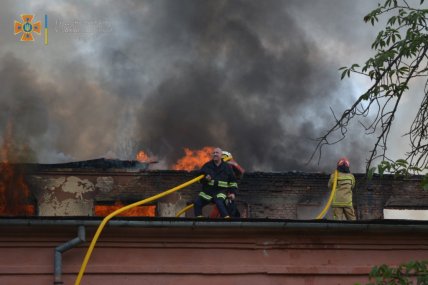 Горить дах складу