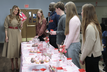 Мелания Трамп улыбается