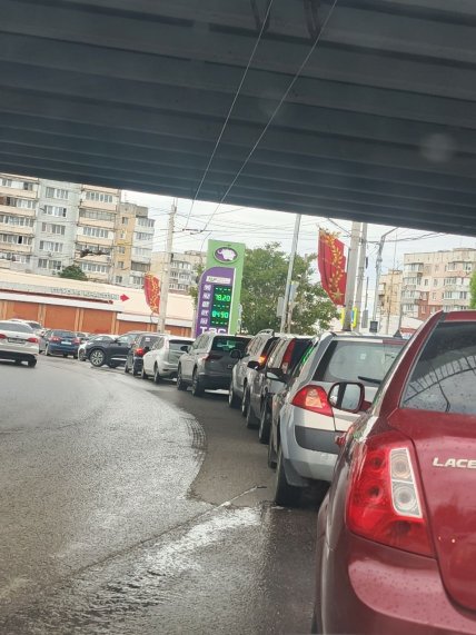 На АЗС "застрягли" десятки автомобілів