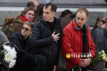 На церемонію прийшли десятки киян, колег і побратимів /Ян Доброносов, "Телеграф"