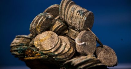 Що робити зі старовинною монетою, чи можна забрати її собі