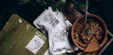 Тарілка з їжею, пакети з кашею гречаною та ікрою кабачковою