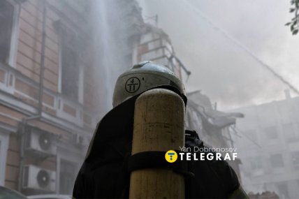 Рятувальники гасять пожежу. Фото: Ян Доброносов "Телеграф"