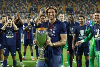 Ілля Забарний з медаллю та Суперкубком УЄФА