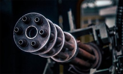 Владеть многоствольным скорострельным пулеметом