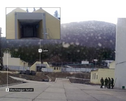 Вход в гору охраняет гарнизон и пулеметная туррель