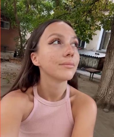 Девушка рассказала, что ее выпускают на прогулки