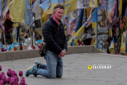 Люди ставали на коліна на знак пошани до героїні