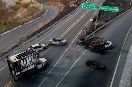 Сожженные авто в Мексике. Фото: Getty Images