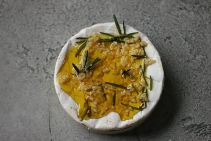 Камамбер можно подавать с крекерами, хлебными палочками или ломтиками моркови или огурца.