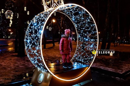 Діти на вулицях вечірнього Харкова