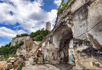 Лядовський Усікновенський скельний чоловічий монастир у Вінницькій області