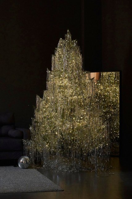 ялинка прикрашена мішурою