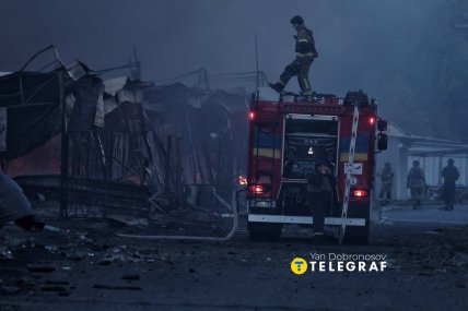 Рятувальники гасять пожежу на ринку Почайна після російського ракетного удару по Києву