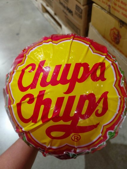 Логотип на конфетах Chupa Chups расположен сверху
