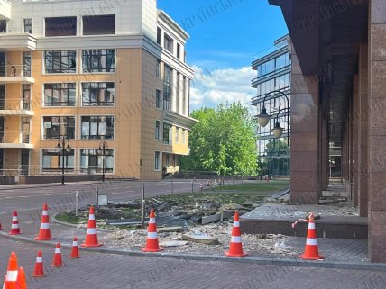 Двір будинку всіяний уламками будівельних конструкцій