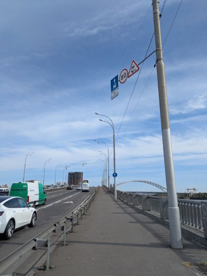 Знак обмеження швидкості на вул. Набережно-Рибальска