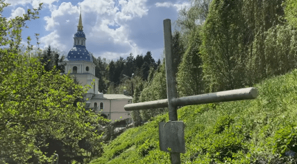 Металевий хрест неподалік Видубицького монастиря