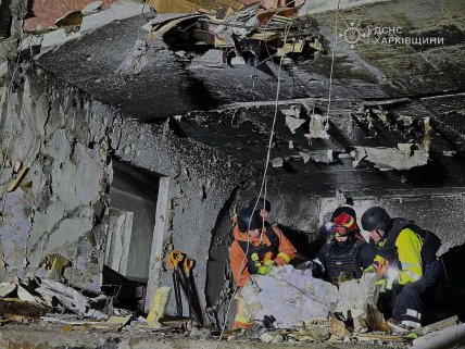 Трех человек вытащили из-под завалов