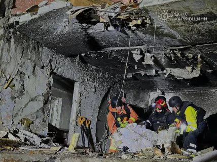 Трех человек вытащили из-под завалов