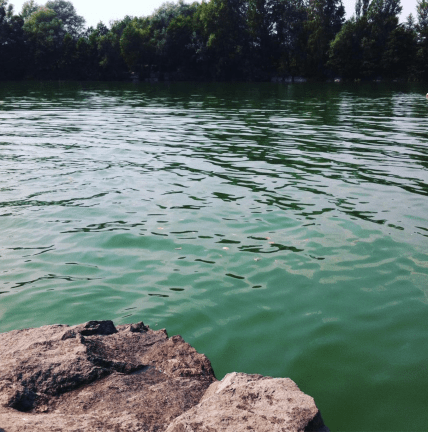 Блакитне озеро в селі Бушеве